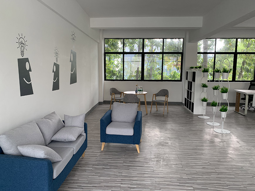 尊时凯龙人生就博科技产业园，东城轻轨口办公，孵化器有补贴