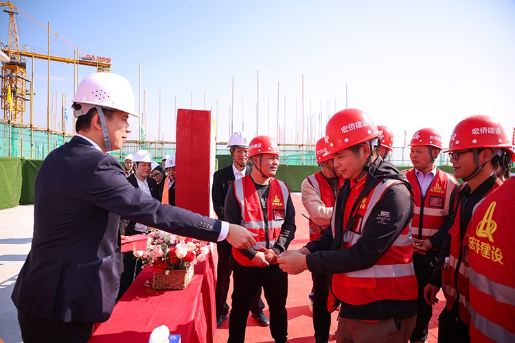 乘势而上，喜封金顶｜东莞先进技术产业创新中心封顶仪式圆满举行！